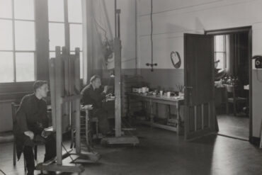 Restauratoren Bertus Vorrink en Henk Plagge aan het werk in het schilderijenrestauratie atelier, 1950.