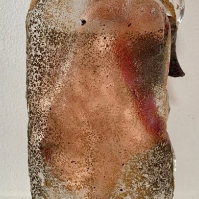 Kech Edwards, "Conserve Plataan", zandgegoten glas en koperblad, 23 x 15 x 10 cm.